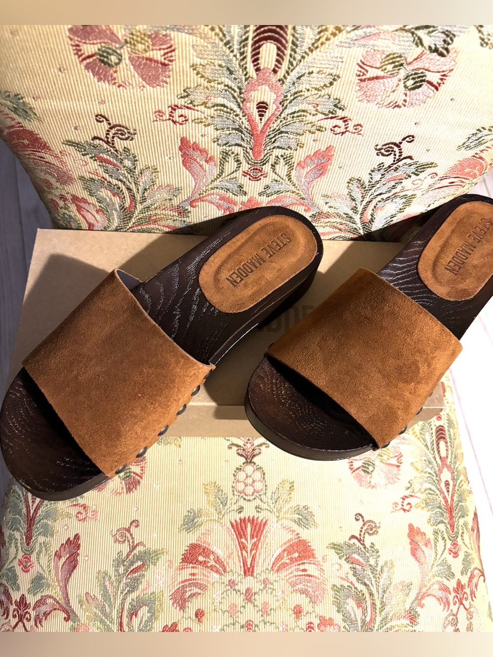 Steve Madden Cento sandal in suede chestnut.